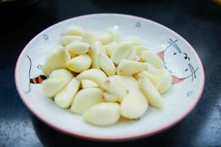 5 Compelling Reasons to Start Eating 1 Raw Garlic Clove Daily