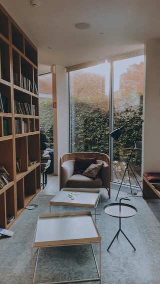 6 Minimalist Bookshelf Ideas That Are Easy to Maintain