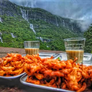 5 Lip-smacking Maharashtrian Snacks To Enjoy Along With Tea in Monsoons 