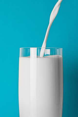 Soy Milk vs Almond Milk: Which Is the Healthier Choice?