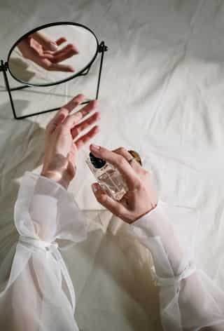 Body Mists vs Perfumes: Which One is Better for You?