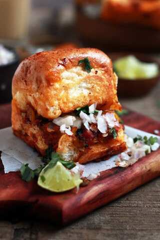 How to Make Mumbai Famous Roadside Omelette Pav At Home