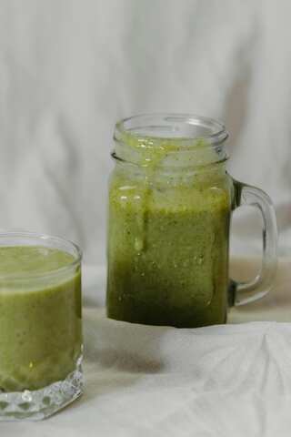 How to Make an Avocado and Apple Detox Smoothie