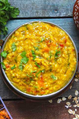 Simple Steps to Prepare Nutritious Oats Khichdi at Home