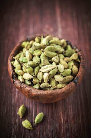 5 Benefits of Chewing Green Cardamom After Meals 