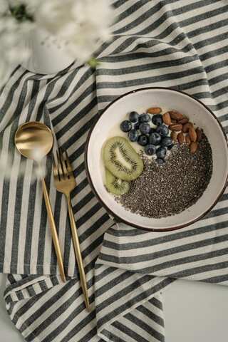 How to Eat Chia Seeds and Almonds Together
