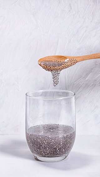 5 Benefits of Drinking Water Infused with Black Raisins and Chia Seeds
