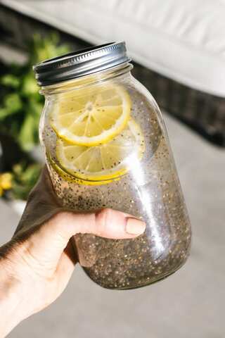 6 Benefits of Drinking Black Raisin and Chia Seed Water